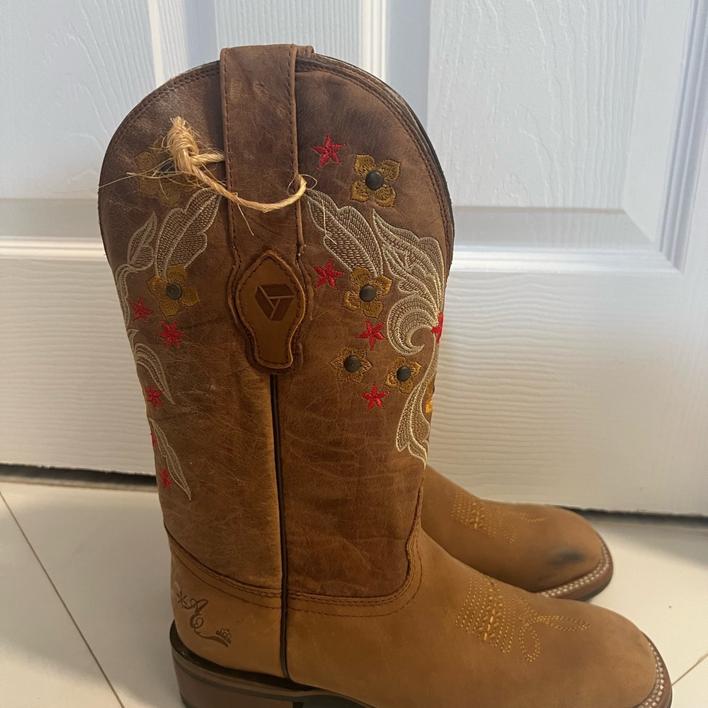 Stylish Brown Western Cowboy Boots - Embroidered Floral Design - Picture 3 of 12